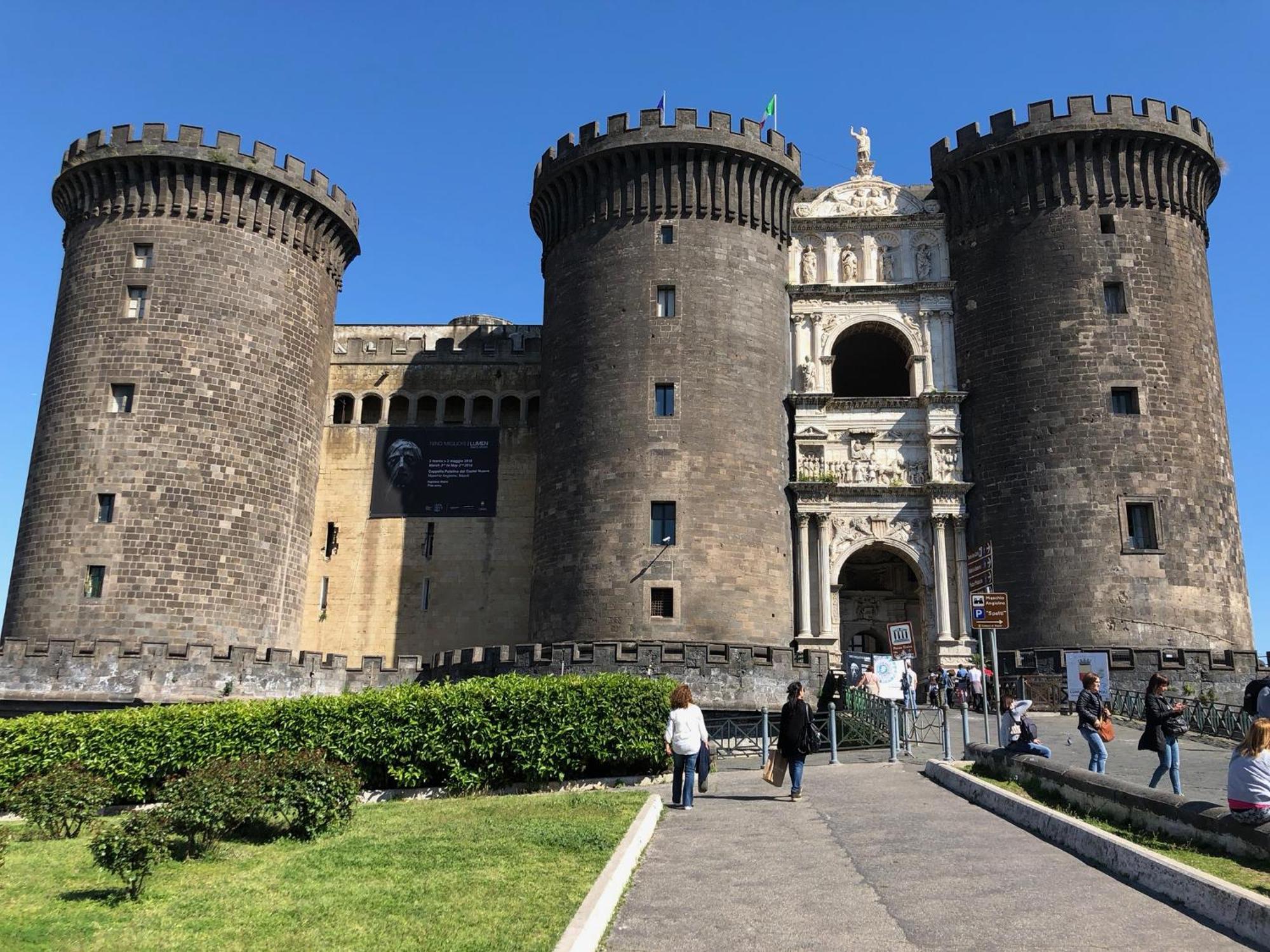 Piazza Bovio 22 3* Naples