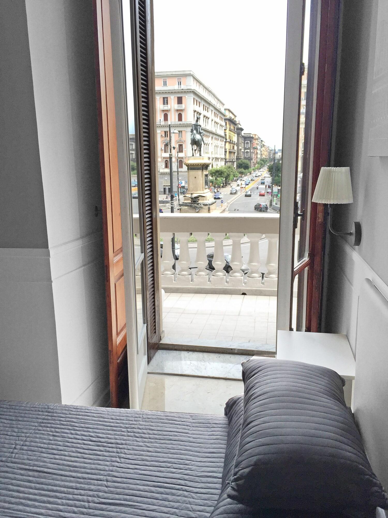 Piazza Bovio 22 3* Napoli