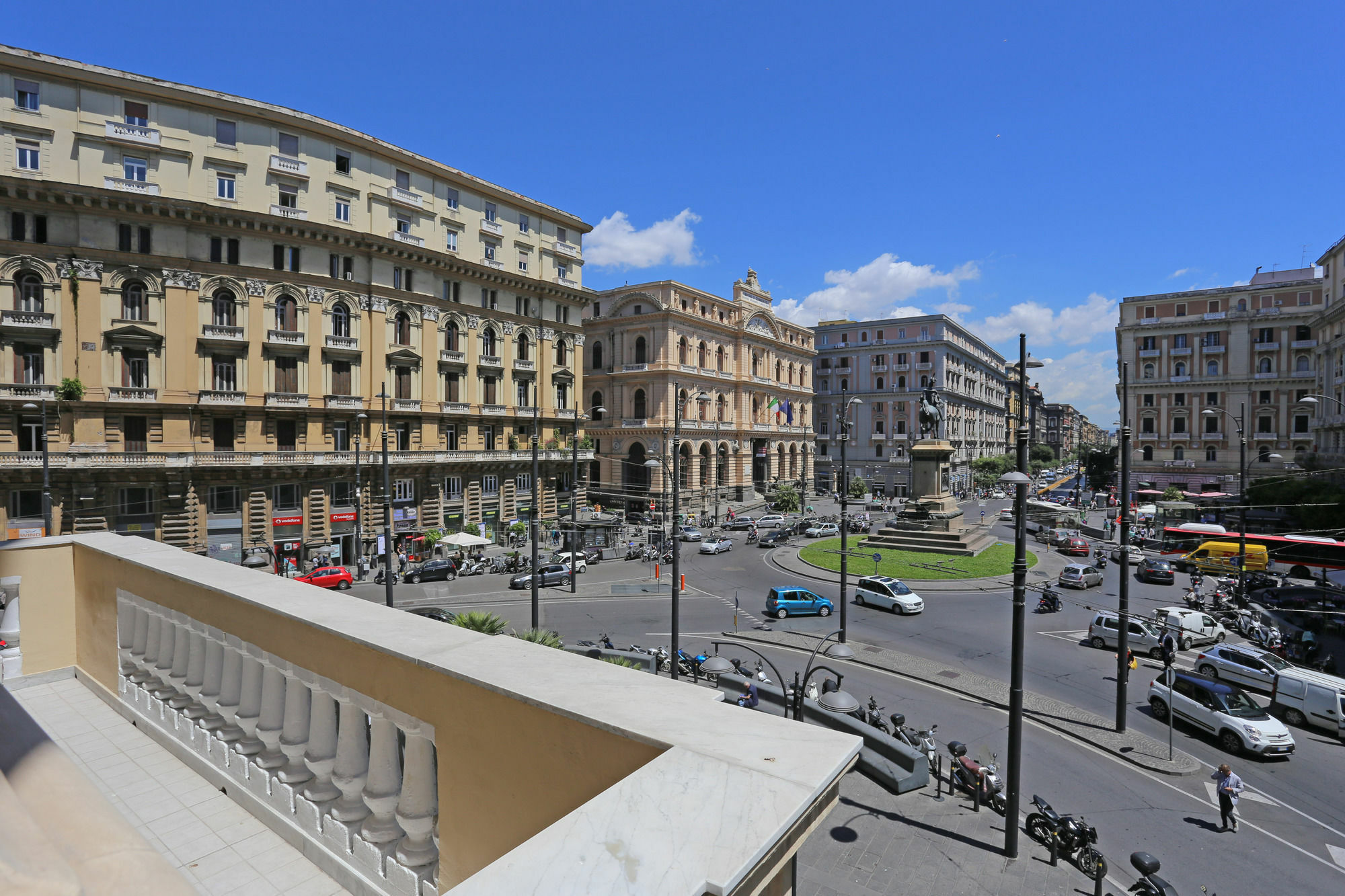 Piazza Bovio 22 3*